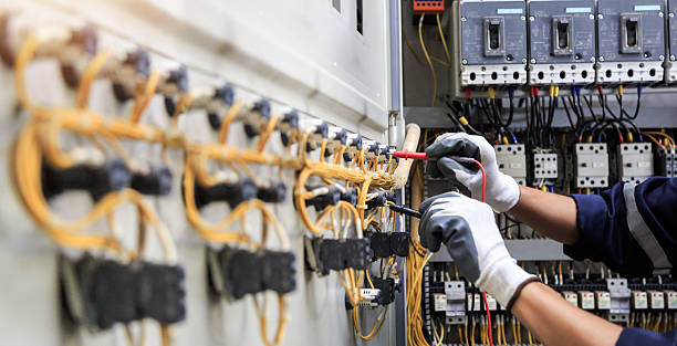 Professional Electrician technician working in Mansfield, OH